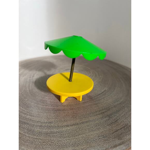 Fisher-Price Original Little People #997 Family Village- Round Table W/ Umbrella - Picture 2 of 5